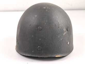 Stahlhelm mit Innenhelm nach dem amerikanischen Modell M1. Originallack, ungereinigtes Stück