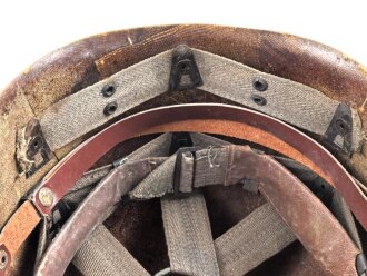Stahlhelm mit Innenhelm nach dem amerikanischen Modell M1. Originallack, ungereinigtes Stück