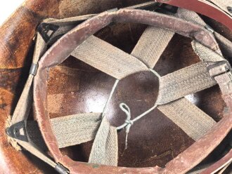 Stahlhelm mit Innenhelm nach dem amerikanischen Modell M1. Originallack, ungereinigtes Stück