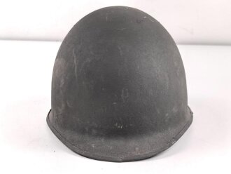 Stahlhelm mit Innenhelm nach dem amerikanischen Modell M1. Originallack, ungereinigtes Stück