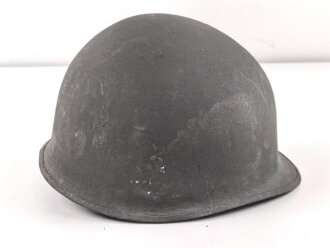 Stahlhelm mit Innenhelm nach dem amerikanischen Modell M1. Originallack, ungereinigtes Stück