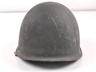 Stahlhelm mit Innenhelm nach dem amerikanischen Modell M1. Originallack, ungereinigtes Stück