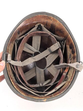 Stahlhelm mit Innenhelm nach dem amerikanischen Modell M1. Originallack, ungereinigtes Stück