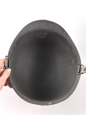 Stahlhelm mit Innenhelm nach dem amerikanischen Modell M1. Originallack, ungereinigtes Stück