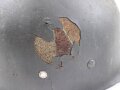 Stahlhelm mit Innenhelm nach dem amerikanischen Modell M1. Originallack, ungereinigtes Stück