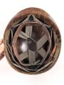 Stahlhelm mit Innenhelm nach dem amerikanischen Modell M1. Originallack, ungereinigtes Stück