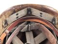 Stahlhelm mit Innenhelm nach dem amerikanischen Modell M1. Originallack, ungereinigtes Stück
