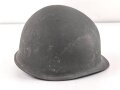 Stahlhelm mit Innenhelm nach dem amerikanischen Modell M1. Originallack, ungereinigtes Stück