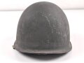 Stahlhelm mit Innenhelm nach dem amerikanischen Modell M1. Originallack, ungereinigtes Stück