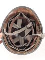 Stahlhelm mit Innenhelm nach dem amerikanischen Modell M1. Originallack, ungereinigtes Stück