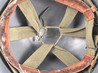 Innenhelm für einen zweiteiligen Stahlhelm nach dem amerikanischen Modell M1. Kunststoff, datiert 1971
