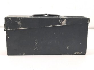 Gurtkasten Wehrmacht aus Aluminium, datiert 1940, neuzeitlich überlackiertes Stück