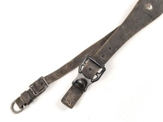 1.Weltkrieg, Trageriemen für einen Tornister, datiert 1917, der eiserne Beschlag unrichtig ergänzt, Niete neuzeitlich