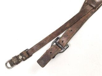 1.Weltkrieg, Trageriemen für einen Tornister, datiert 1917, der eiserne Beschlag unrichtig ergänzt, Niete neuzeitlich