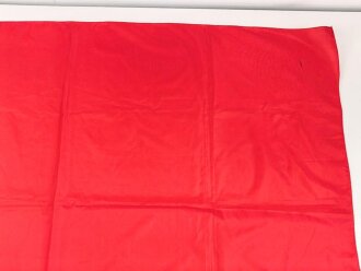 Russland, rote Fahne aus Seide ( Kunstseide ?) Maße etwa 92 x 138cm. gebraucht