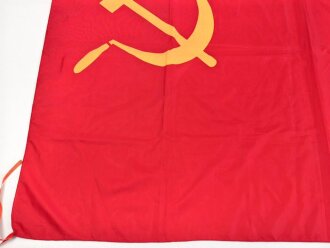 Russland, rote Fahne aus Seide ( Kunstseide ?) Maße etwa 92 x 138cm. gebraucht