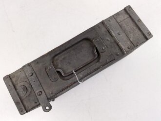 1.Weltkrieg, Patronenkasten für den Gurt zum Maschinengewehr MG08 und 08/15. Zusätzliche Bügel angebracht und überlackiert