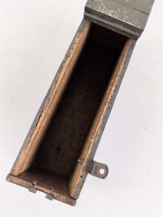 1.Weltkrieg, Patronenkasten für den Gurt zum Maschinengewehr MG08 und 08/15. Zusätzliche Bügel angebracht und überlackiert