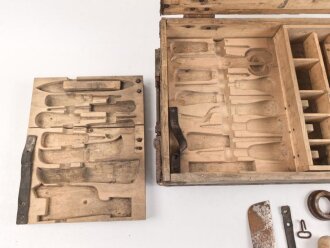 1.Weltkrieg, Kasten Sattler Werkzeug. Gebraucht, ungereinigt, mit Einsätzen. Maße etwa 65 x 40 x 15cm