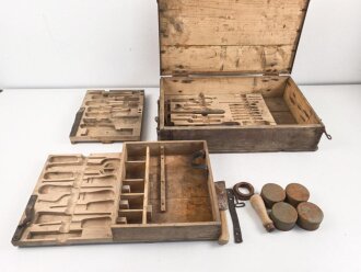 1.Weltkrieg, Kasten Sattler Werkzeug. Gebraucht, ungereinigt, mit Einsätzen. Maße etwa 65 x 40 x 15cm