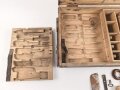 1.Weltkrieg, Kasten Sattler Werkzeug. Gebraucht, ungereinigt, mit Einsätzen. Maße etwa 65 x 40 x 15cm
