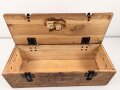 Transportkasten Wehrmacht für 2cm Munition. Innen Packzettel für Gewehr Sprenggranaten von 1944. Maße etwa 67 x 25 x 21cm