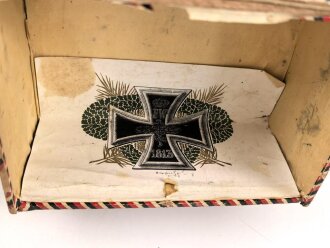 1.Weltkrieg, patriotische Zigarrenverpackung " Eisernes Kreuz" Maße etwa 12,5 x 18 x 8cm, ungereinigt
