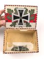 1.Weltkrieg, patriotische Zigarrenverpackung " Eisernes Kreuz" Maße etwa 12,5 x 18 x 8cm, ungereinigt