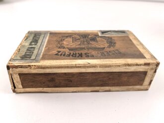 1.Weltkrieg, patriotische Zigarrenverpackung " Eisernes Kreuz" Maße etwa 12 x 21 x 5,5cm, ungereinigt, Boden defekt