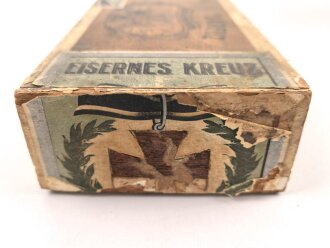 1.Weltkrieg, patriotische Zigarrenverpackung " Eisernes Kreuz" Maße etwa 12 x 21 x 5,5cm, ungereinigt, Boden defekt