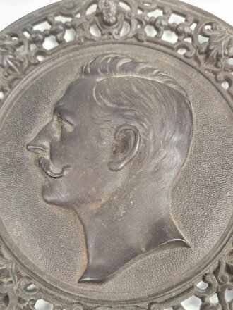 Kaiserreich und 1.Weltkrieg, patriotischer Eisenguß Wandschmuck, Darstellend Wilhelm II. Durchmesser 18cm, guter Zustand