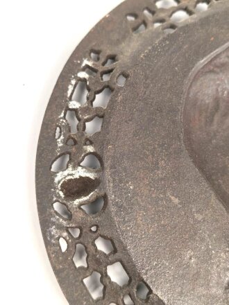 Kaiserreich und 1.Weltkrieg, patriotischer Eisenguß Wandschmuck, Darstellend Wilhelm II. Durchmesser 18cm, guter Zustand