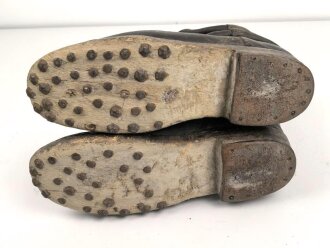 Paar Stiefel Mannschaftsstiefel mit Holzsohle, höchstwahrseinlich aus der zeit des 1. Weltkrieg. Ungereinigt, Sohlenlänge knapp 31cm