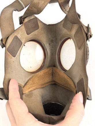 Belgien , Gasmaske A.G.15 mit langem Schlauch, für den zivilen Luftschutz, Gummi weich
