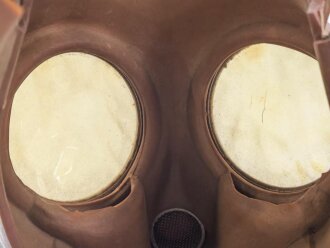Frankreich 2.Weltkrieg , Zivilschutzgasmaske C38 mit Filter, guter Zustand