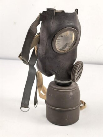 Frankreich 2.Weltkrieg , Zivilschutzgasmaske C38 mit Filter, Gummi weich