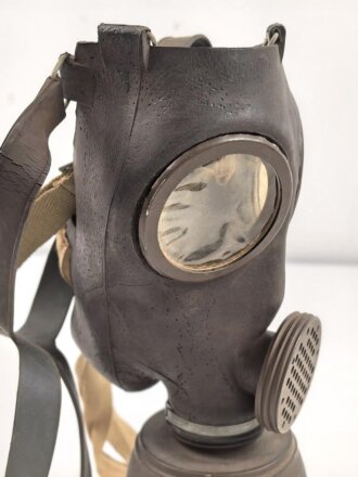Frankreich 2.Weltkrieg , Zivilschutzgasmaske C38 mit Filter, Gummi weich