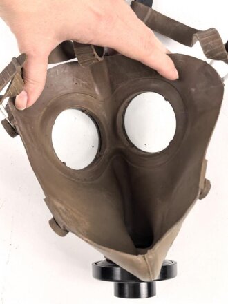Belgien Gasmaske L-702 mit Filter in Bereitschaftsbüchse, Originallack