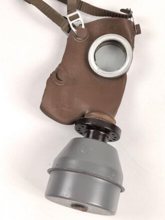 Belgien Gasmaske L-702 mit Filter in Bereitschaftsbüchse, Originallack