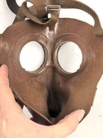 Belgien Gasmaske L-702 mit Filter in Bereitschaftsbüchse, Originallack