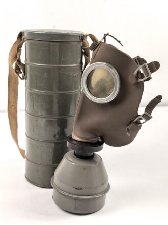 Belgien Gasmaske L-702 mit Filter in Bereitschaftsbüchse, Originallack
