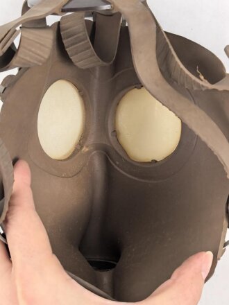 Belgien Gasmaske L-702 mit Filter in Bereitschaftsbüchse, Originallack