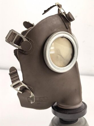 Belgien Gasmaske L-702 mit Filter in Bereitschaftsbüchse, Originallack