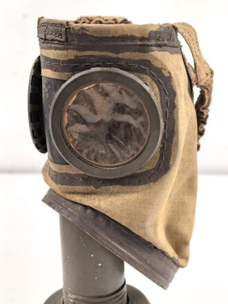 Frankreich 2.Weltkrieg , Gasmaske TC38 mit Filter in Bereitschaftsdose. Originallack