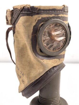 Frankreich 2.Weltkrieg , Gasmaske TC38 mit Filter in Bereitschaftsdose. Originallack