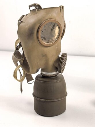 Frankreich  ,  Gasmaske C38 mit Filter in Bereitschaftsbüchse