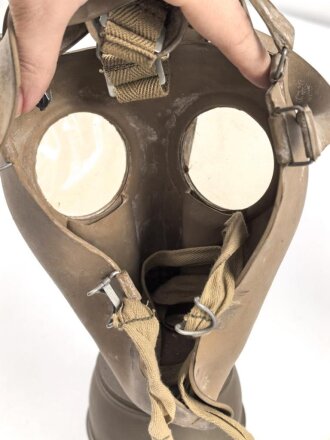 Frankreich  ,  Gasmaske C38 mit Filter in Bereitschaftsbüchse