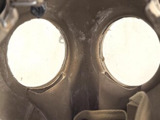 Frankreich  ,  Gasmaske C38 mit Filter in Bereitschaftsbüchse