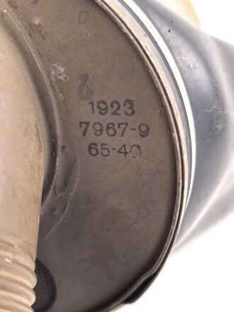 Frankreich 2.Weltkrieg , Gasmaske für Zivilbevölkerung Modell TC38 Securit B,  datiert 1940. Gummi weich. Mit Filter, in Bereitschaftsbüchse