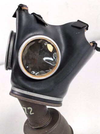 Frankreich 2.Weltkrieg , Gasmaske für Zivilbevölkerung Modell TC38 Securit B,  datiert 1940. Gummi weich. Mit Filter, in Bereitschaftsbüchse